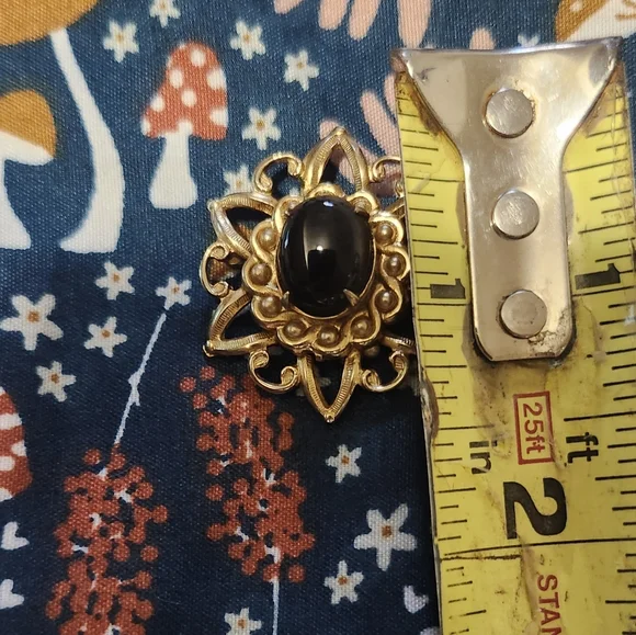 Vintage brooch gold tone filigree design black gem - Picture 2 of 8